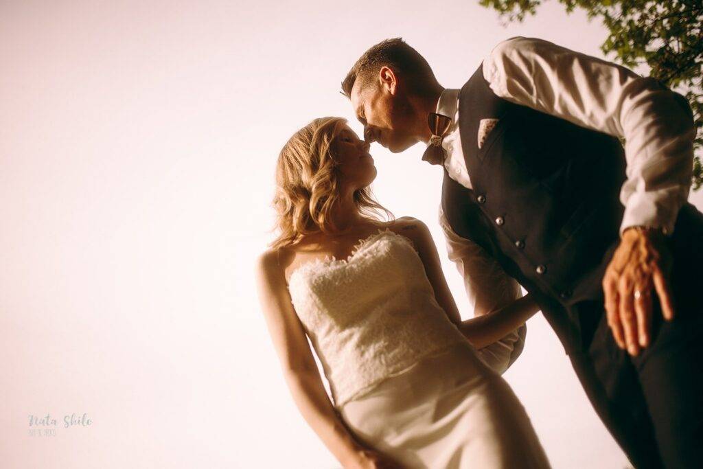 Les mariés s'embrassent sous une lumière douce, photographiés à Orléans.