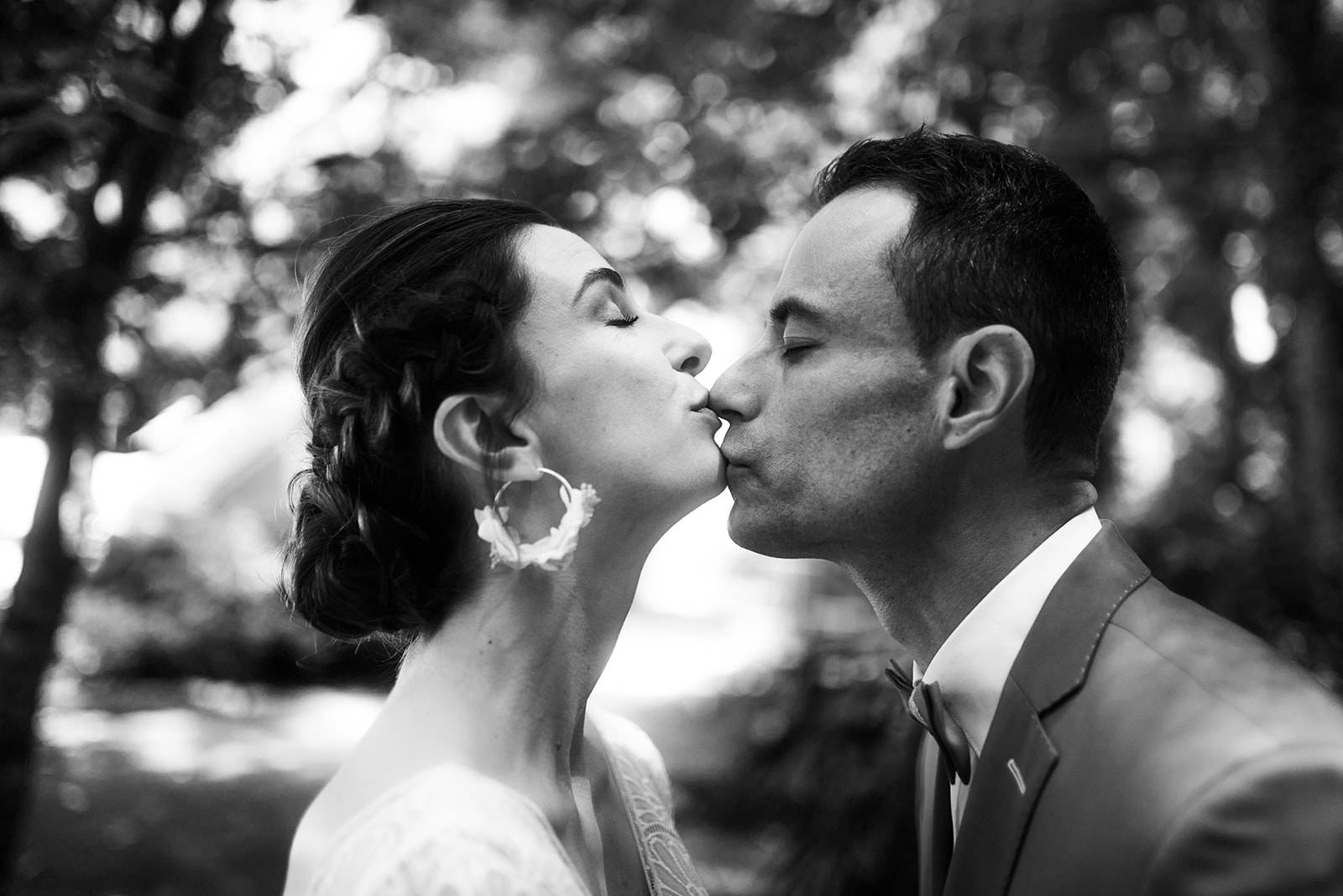 Mariés s'embrassant en profil en noir et blanc, photographiés à Orléans.