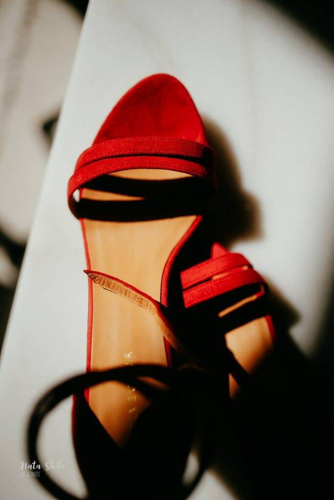 Chaussures rouges de la mariée : Ombres romantiques.