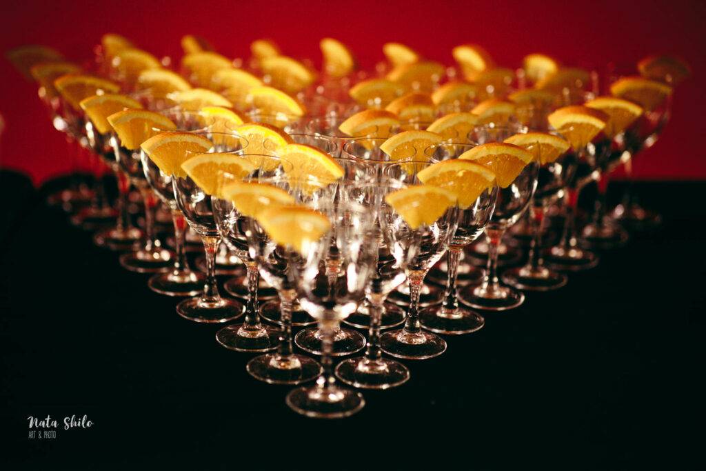 Photographie des verres prêtes pour cocktail après une conférence