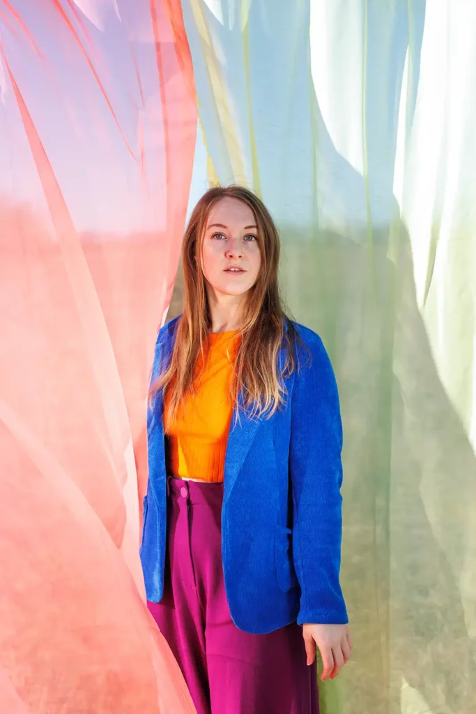 Portrait en extérieur avec vêtements colorés et fond semi-transparent – photographe à Orléans avec studio mobile.