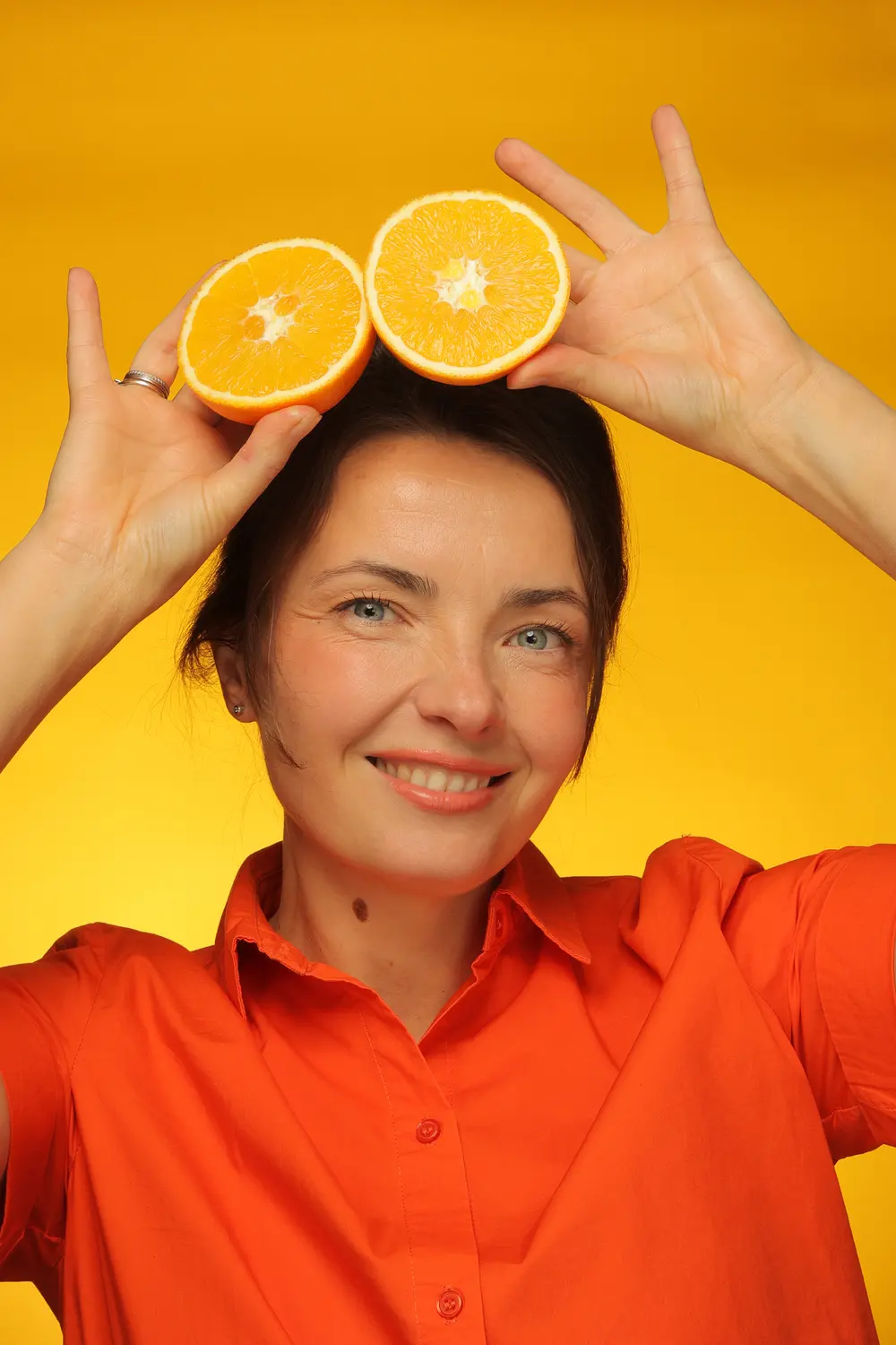 Portrait avec les oranges en studio photo